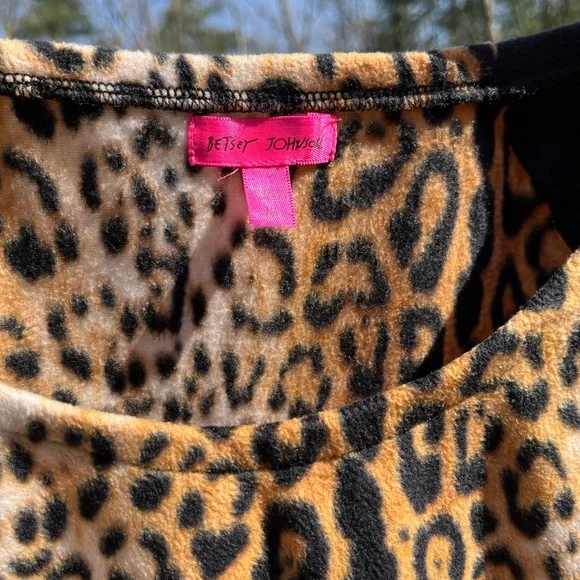 Betsey Johnson Fleece Leopard Print Top Sweater Size M Boho Glam Girly - Picture 11 of 11
